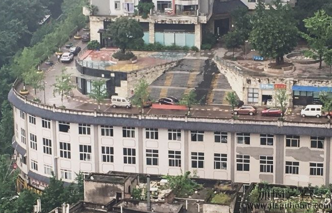 重慶屋頂上是馬路，建筑結(jié)構(gòu)加固能支撐的了嗎