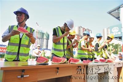 一線工人高溫天氣加固危房不停歇，只為盡快完成加固工程